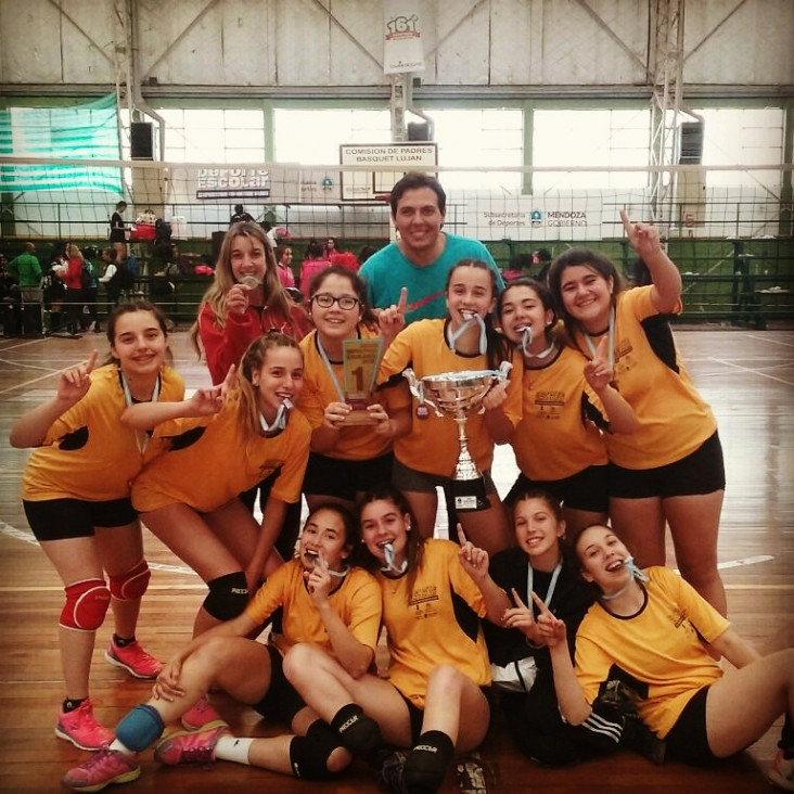 imagen Nuestros equipos de vóley femenino y fútbol masculino, campeones provinciales